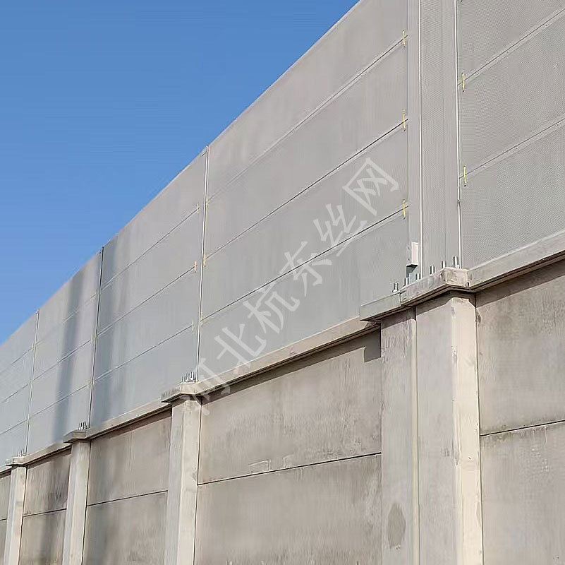 2025年5月-陜西漢中市城固縣新建的漢中750千伏變電站圍墻安裝隔音聲屏障